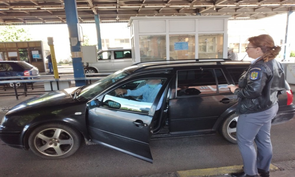 Un moldovean a fost reținut în România cu documente false pentru autoturismul pe care îl conducea